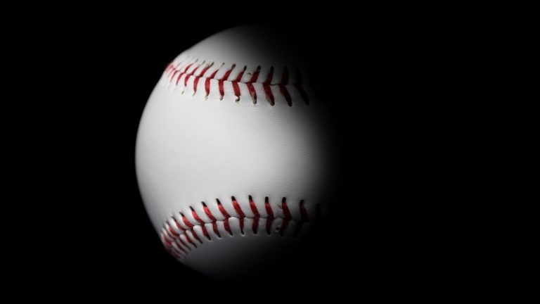 黑色背景的棒球。