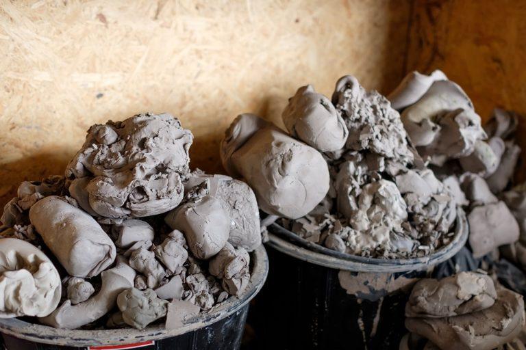 篮子里有很多灰色的陶土做模型。创造新的陶瓷。如何储存粘土。